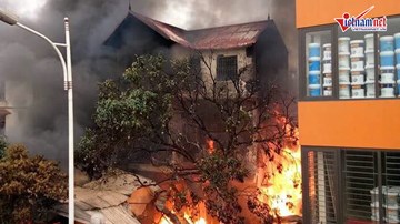 Hà Nội: Lửa cháy ngùn ngụt, bao trùm ngôi nhà cao tầng