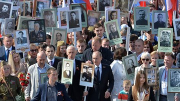 TT Putin xuống đường, dẫn đầu đoàn diễu hành hàng trăm nghìn người