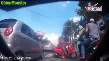 Nữ 'ninja' Attila sang đường như tên bắn, đốn ngã 2 thanh niên