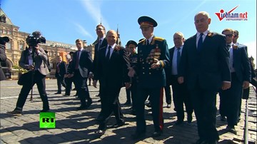 Hành động bất ngờ của Putin khi dạo bước ở Quảng trường Đỏ