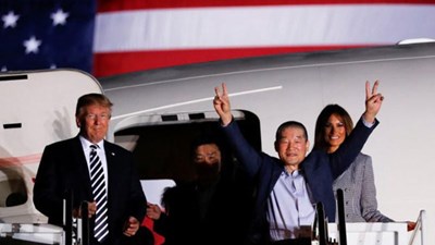 Đích thân TT Trump ra sân bay đón 3 công dân được Triều Tiên phóng thích