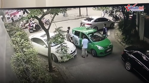 Thanh niên choảng tài xế taxi tóe máu 'gây bão' ra công an làm việc
