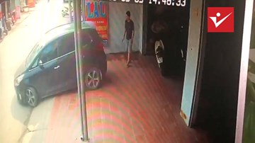 Nữ tài xế lùi Kia Rondo mới mua, ép thanh niên xi-nhan hộ vào tường