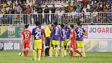 Xem những màn xô xát nảy lửa trận HAGL vs Hà Nội