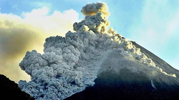 Núi lửa ở Indonesia phun trào như trong ngày tận thế