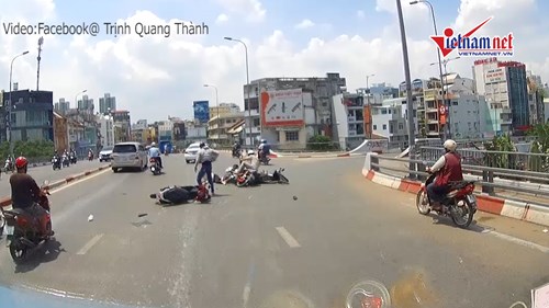 Lạng lách gây tai nạn liên hoàn và hành động của thanh niên gây bất bình