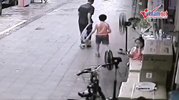 Anh trai giằng tay, cứu em khỏi kẻ tình nghi bắt cóc