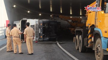Container lật nhào, trượt dài trong hầm chui ở Sài Gòn
