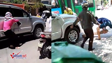 Chồng chở bồ nhí trên ô tô, vợ liều mình chặn đầu, đánh đu trên nóc capo