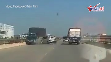 Khoảnh khắc taxi bất ngờ lấn làn rồi tông thẳng xe tải đi ngược chiều