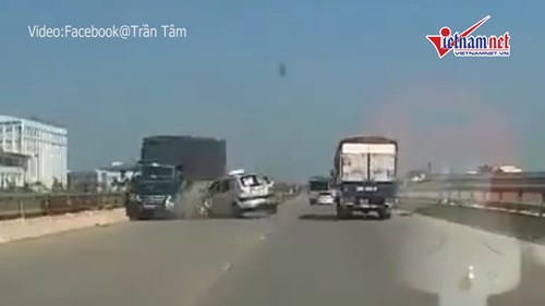 Khoảnh khắc taxi bất ngờ lấn làn rồi tông thẳng xe tải đi ngược chiều