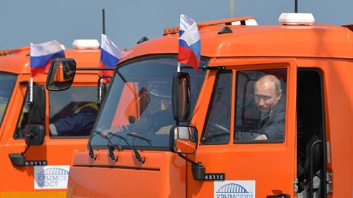Ông Putin tự lái xe tải hạng nặng qua cây cầu dài nhất châu Âu