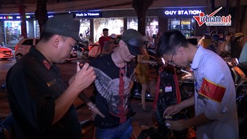 Theo chân cảnh sát 141 tuần tra đêm, 'tóm' người vi phạm trên phố Hà Nội