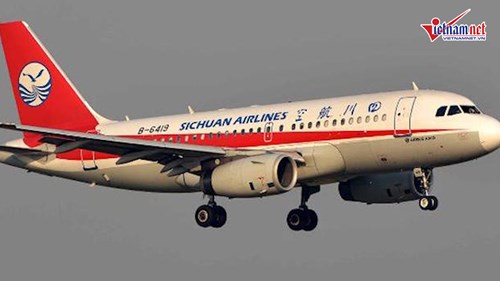 Phi công bị hút nửa người ra khỏi buồng lái máy bay sống sót thần kỳ