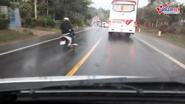 Xe máy phóng nhanh vượt ẩu, lao thẳng gầm xe tải ngược chiều