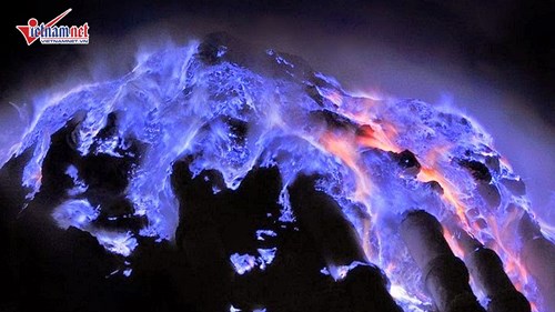 Bí ẩn núi lửa phun dung nham xanh kỳ ảo