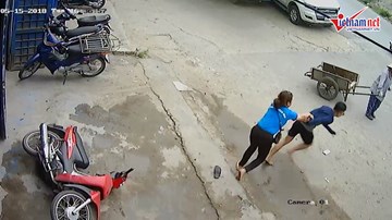 Trộm bẻ khóa xe máy trắng trợn giữa ban ngày trên phố Hà Nội