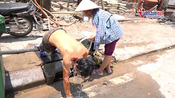 Hà Nội nắng nóng 42 độ, thanh niên cởi trần tắm ngay trên phố