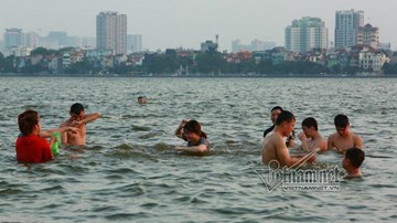 Nam thanh nữ tú và chó cưng ở 'bể bơi' lớn nhất Hà Nội