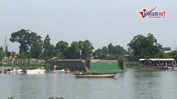 Sà lan lật úp trên sông, 2 người mất tích, bé trai 10 tuổi tử vong