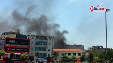 Giữa trưa dân Thủ đô náo loạn xô chậu xách nước dập lửa