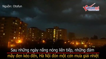 Mây đen vần vũ kéo đến, trời Hà Nội đen kịt trước cơn dông