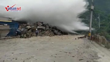 Lũ cuốn như sóng thần ập tới, suýt nuốt chửng công nhân