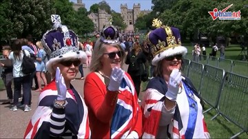 Người hâm mộ ăn ngủ quanh lâu đài Windsor đợi đám cưới Hoàng tử Harry
