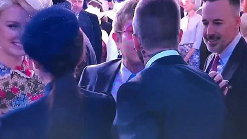Elton John hôn David Beckham trong đám cưới Hoàng tử Anh