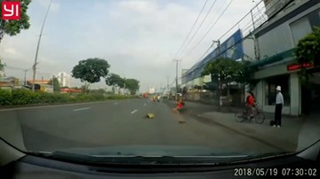Cướp xông vào nhà trộm đồ, kéo lê cô gái hàng trăm mét trên đường