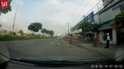 Cướp xông vào nhà trộm đồ, kéo lê cô gái hàng trăm mét trên đường