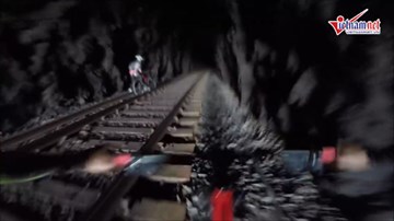 Tình huống đáng sợ khi biker gặp tàu hoả trong đường hầm hẹp