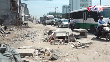 Nguy hiểm rình rập trên con đường nghìn tỷ đang thi công ở Hà Nội