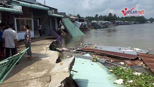 Sạt lở ở Cần Thơ, nhà đổ ầm xuống sông, dân tháo chạy tán loạn