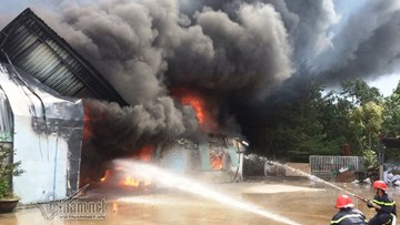 Bình Định: Cháy ngùn ngụt xưởng đệm mút, ghế mỹ nghệ