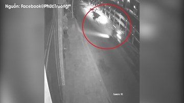 Đâm xe máy vào đống cát, nam thanh niên bị ngã bay về phía trước