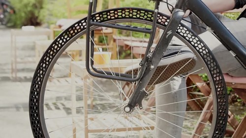 Lốp xe không bao giờ xịt hơi đầu tiên trên thế giới