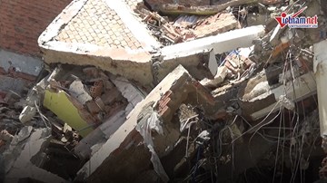 Sập nhà 2 tầng ở Sài Gòn, 3 người bị vùi dưới đống đổ nát
