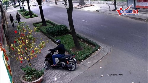 Nhân viên ngoại giao Nga bị cướp giật dây chuyền trên phố Sài Gòn