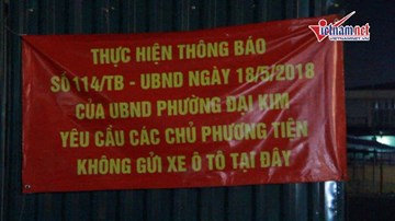 Không chỗ đỗ xe, dân chung cư Hà Nội 'vứt' ô tô vạ vật khắp nơi
