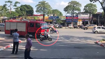 Người phụ nữ chạy xe Lead 'hồn nhiên' tạt đầu xe cứu hỏa trên phố Hà Nội