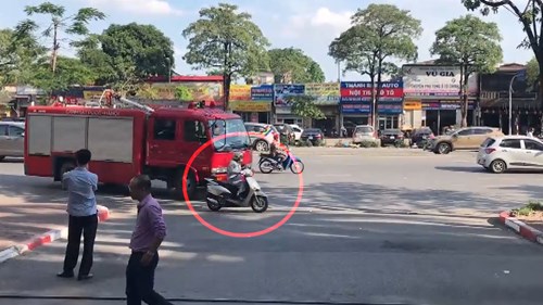 Người phụ nữ chạy xe Lead 'hồn nhiên' tạt đầu xe cứu hỏa trên phố Hà Nội