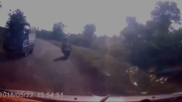 Xe máy lấn làn vượt ẩu tốc độ cao trên đường cong gặp nạn thảm khốc