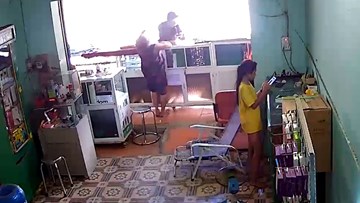 Thanh niên táo tợn đấm thẳng mặt chủ quán để cướp điện thoại