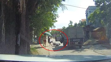 Tài xế xe tải mở cửa hất văng thanh niên vào vệ đường