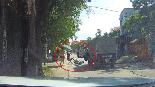 Tài xế xe tải mở cửa hất văng thanh niên vào vệ đường