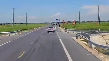 Ô tô tông người điều khiển xe máy bay xuống ruộng