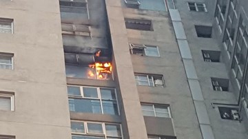 Hà Nội: Cháy tầng 18 chung cư Bắc Hà, hàng trăm người tháo chạy