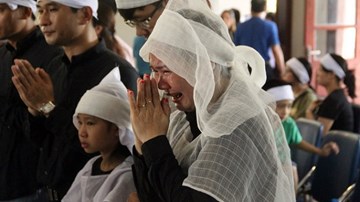 Xót xa tiễn biệt lái tàu tử nạn, mẹ già khóc ngất, ngã quỵ