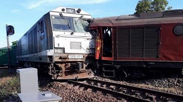 Hai đoàn tàu tông trực diện, lao khỏi ray, lật nghiêng toa